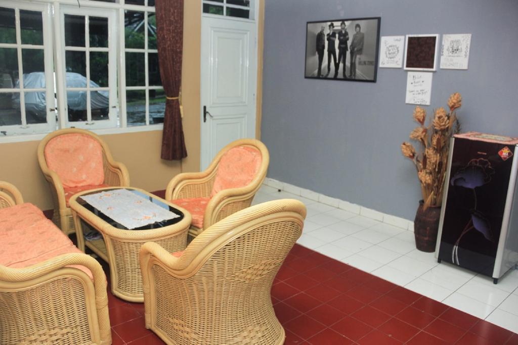 Pele Guesthouse Bandung Extérieur photo