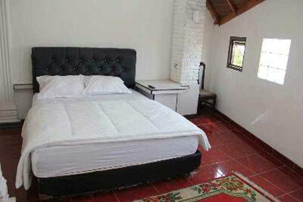 Pele Guesthouse Bandung Extérieur photo