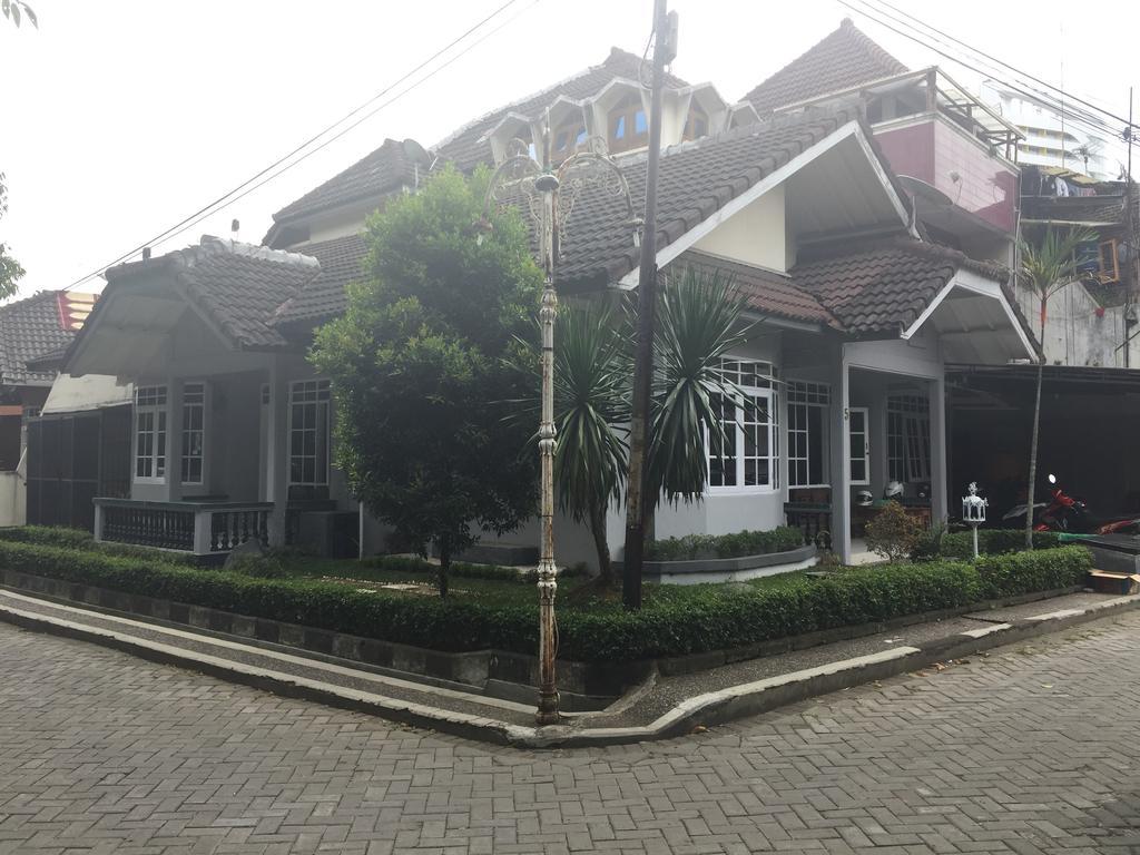 Pele Guesthouse Bandung Extérieur photo
