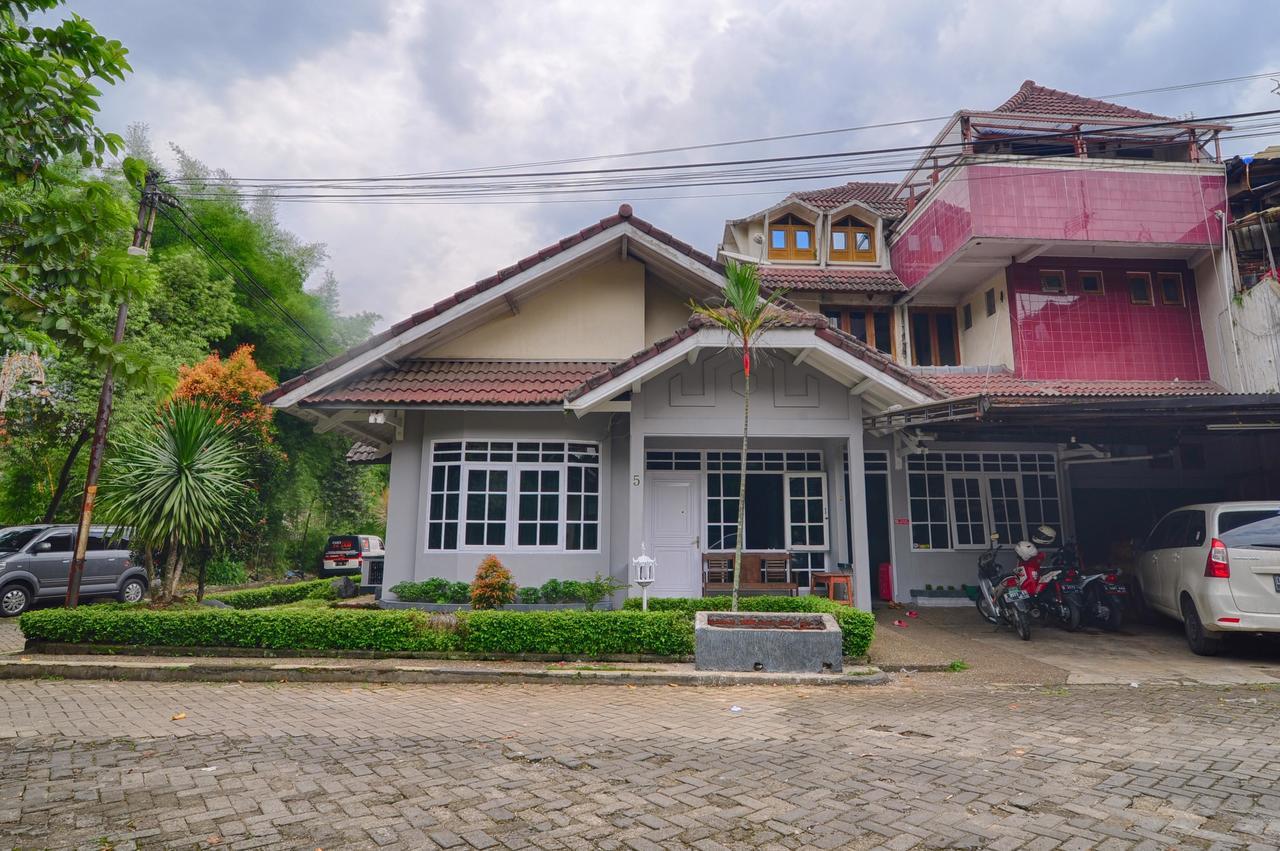Pele Guesthouse Bandung Extérieur photo