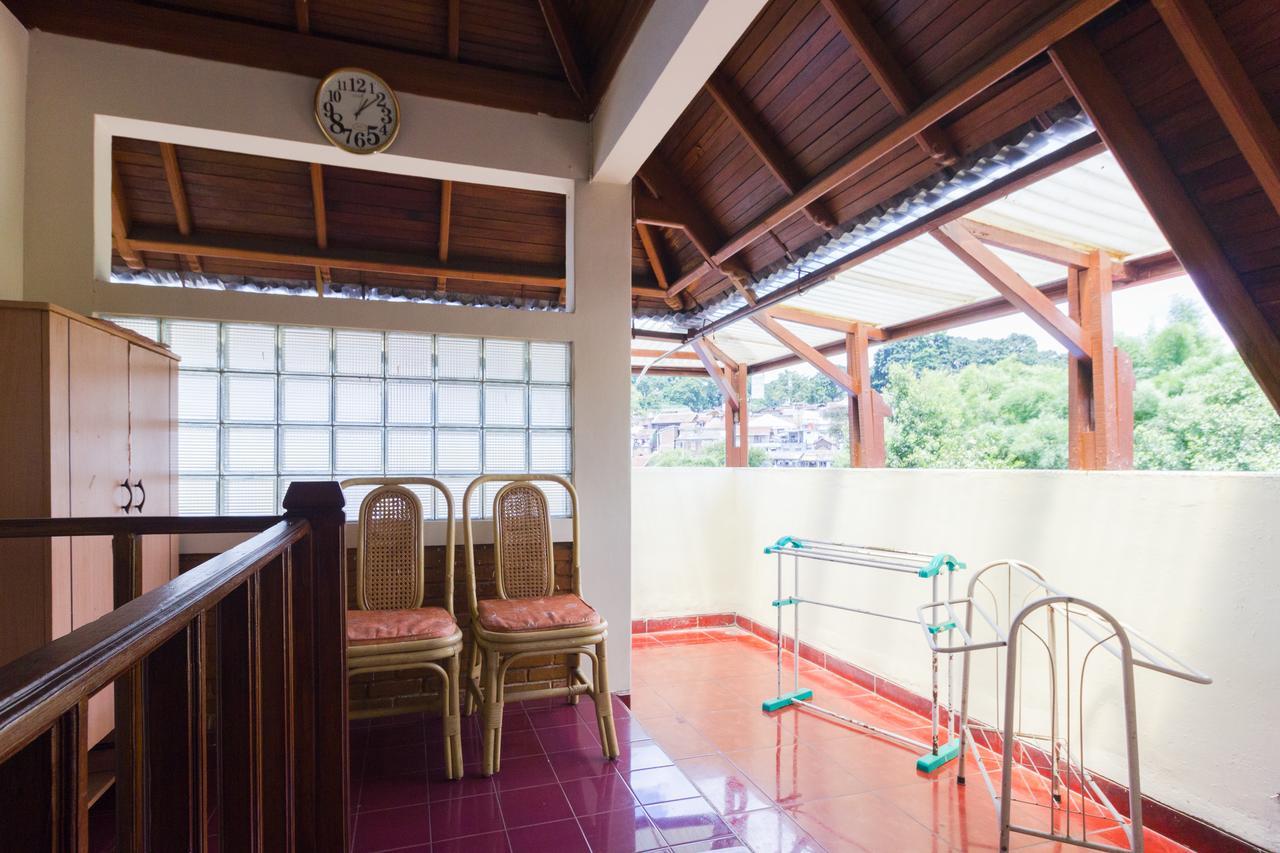 Pele Guesthouse Bandung Extérieur photo